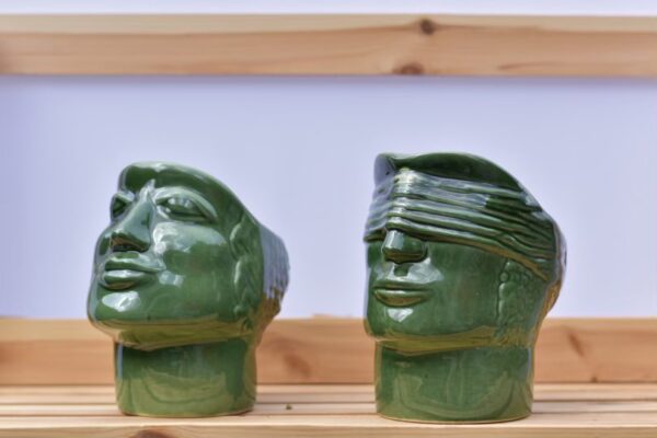 Ceramiczna głowa-osłonka na kwiata - obrazek 3
